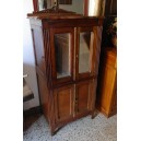 antiguo mueble auxiliar con puertas de espejo 